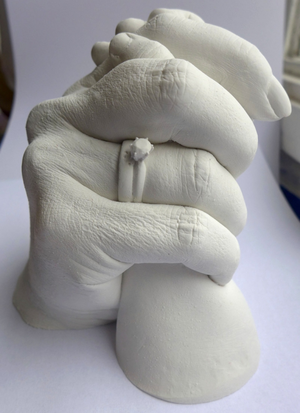 Frau mit Ring und Baby