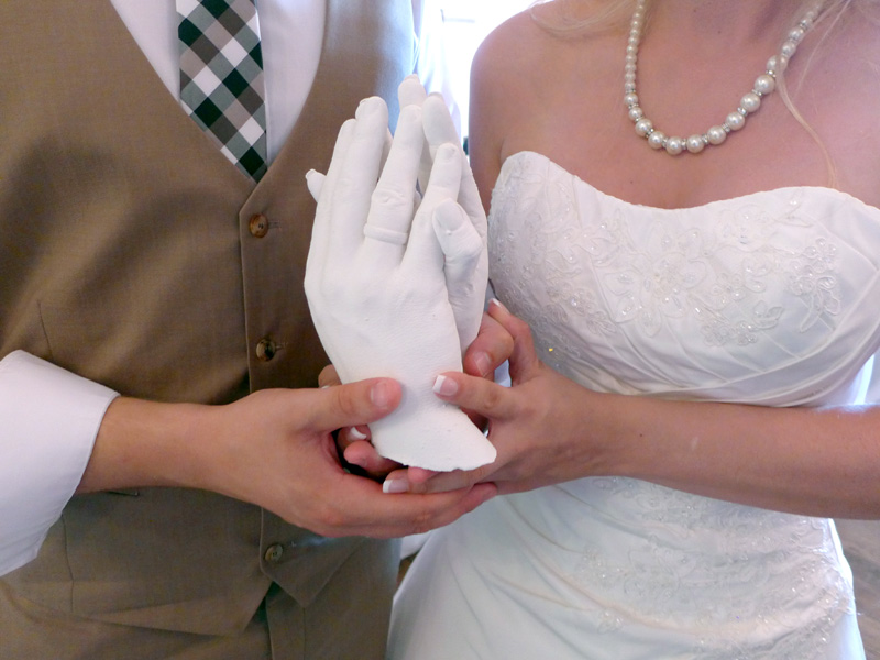 Foto: Brautpaar hält Form in Händen