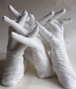 Handabformung von Mutter und Tochter
