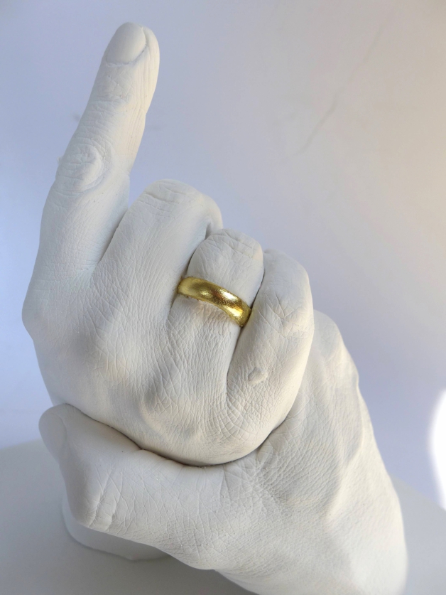 Hände mit goldenen Ringen
