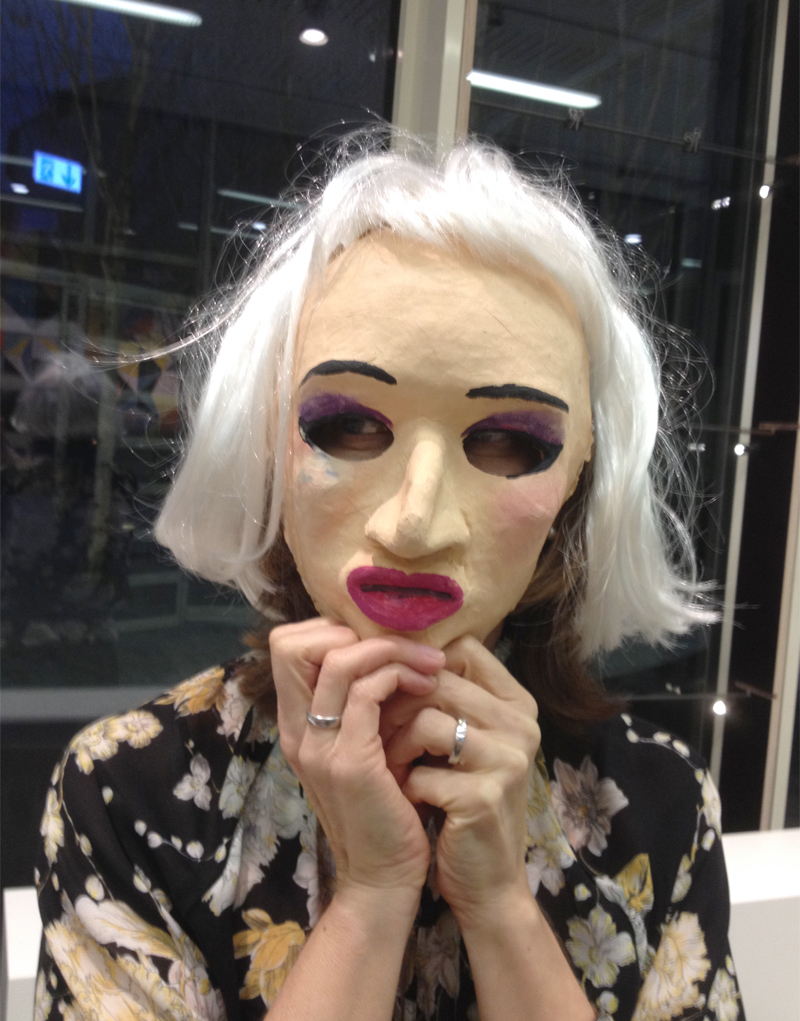 Foto: Frau mit Maske